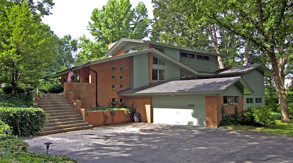 A 1954 Webster Groves home designed by architect Erwin Knoesel and built by Sam Mosby.